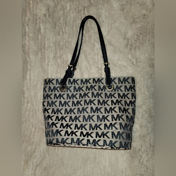 Michael Kors Jet Set Medium Tote - Picture 1 of 7